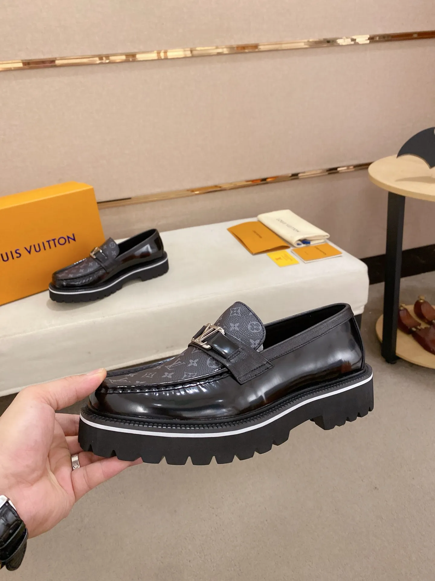 Men's shoes💰 580💰🌲 LV's top 🔍🔍 new men's leather shoes 🚹 are on sale at the same time at counters ⚠The uppers are imported cowhide from Italy, the entire imported cowhide lining, imported accessories 💪💪, completely 1⃣️ to 1⃣️ replica 🇮🇹💪 💪, ⚠Sole: The original sole is specially provided by the original factory, the exclusive movable molded sole is super comfortable, ⚠The original factory follows the order, 🔍🔍high quality, you can enter and exit the counter at will, welcome to compare⚠Size: 38-45